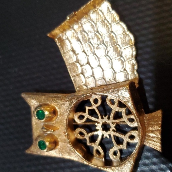 Avon Vintage Owl brooch 2.25 inch gold tone Secret Compartment or locket. - Picture 3 of 5